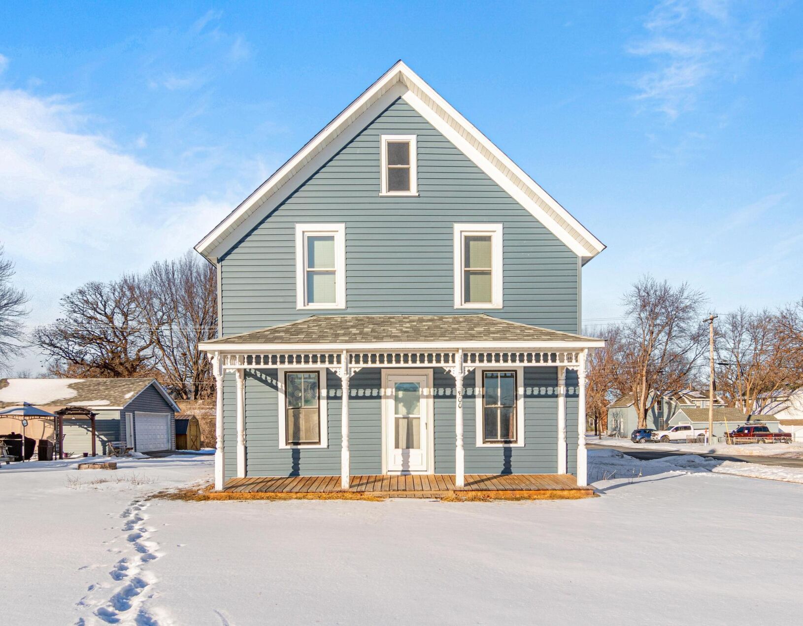 800 3rd St W